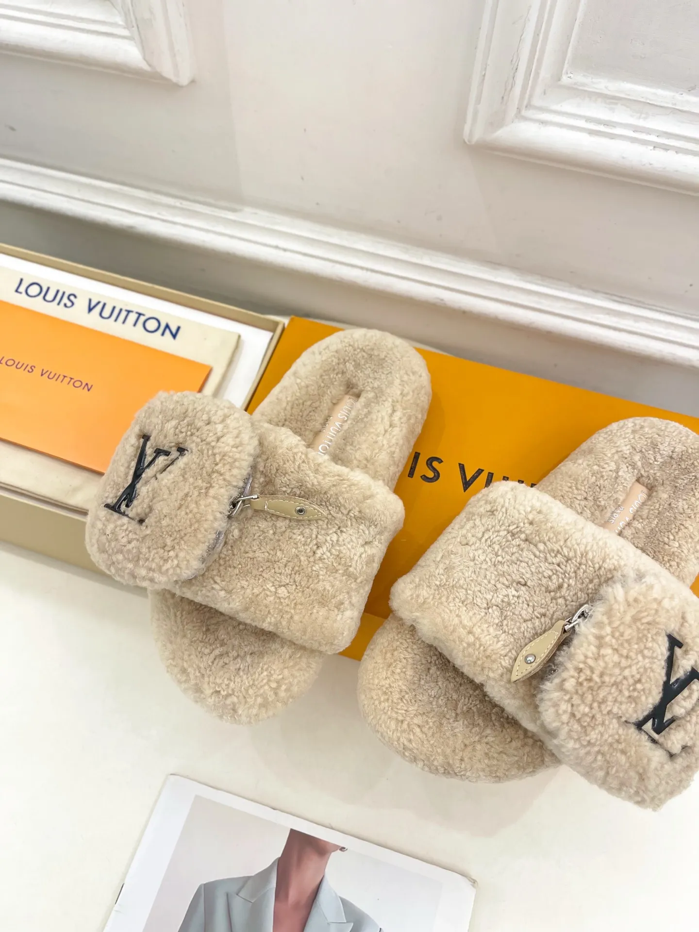 👟👟Ex-factory price 480👟👟 | Louis Vuitton 25𝐬𝐬 🧡💚2025 spring and summer new style top version⚠️ The counter features the latest LV wallet fur slippers, new hard goods🆕 ❥BS purchasing level! Full of high-end feel! A popular model among bloggers at home and abroad, it’s retro and fashionable and looks amazing on your feet! Mainly recommended model on the official website★ ━━━━━ ЅᏇєєt ━━━━━ ▪️Upper: Original custom-made wool ▪️Lining: imported goat hair lining ▪️Outsole: Original custom-made non-slip outsole ▪️Heel height: flat ▪️Shoe size: 35-39 (40.41.42 customization is not returnable)